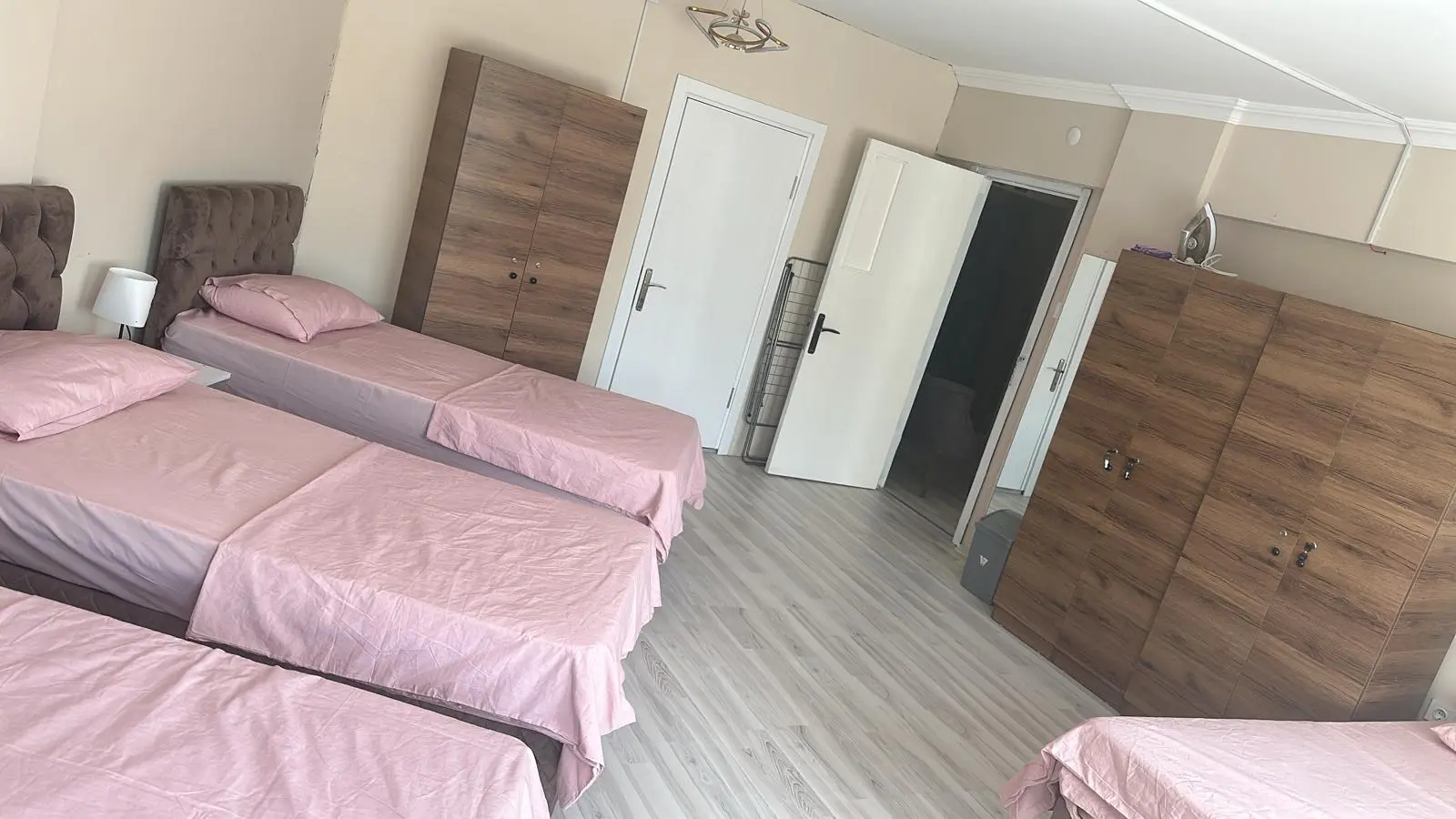 Lapseki kız öğrenci evinde kişisel gardıroplar ve yataklar