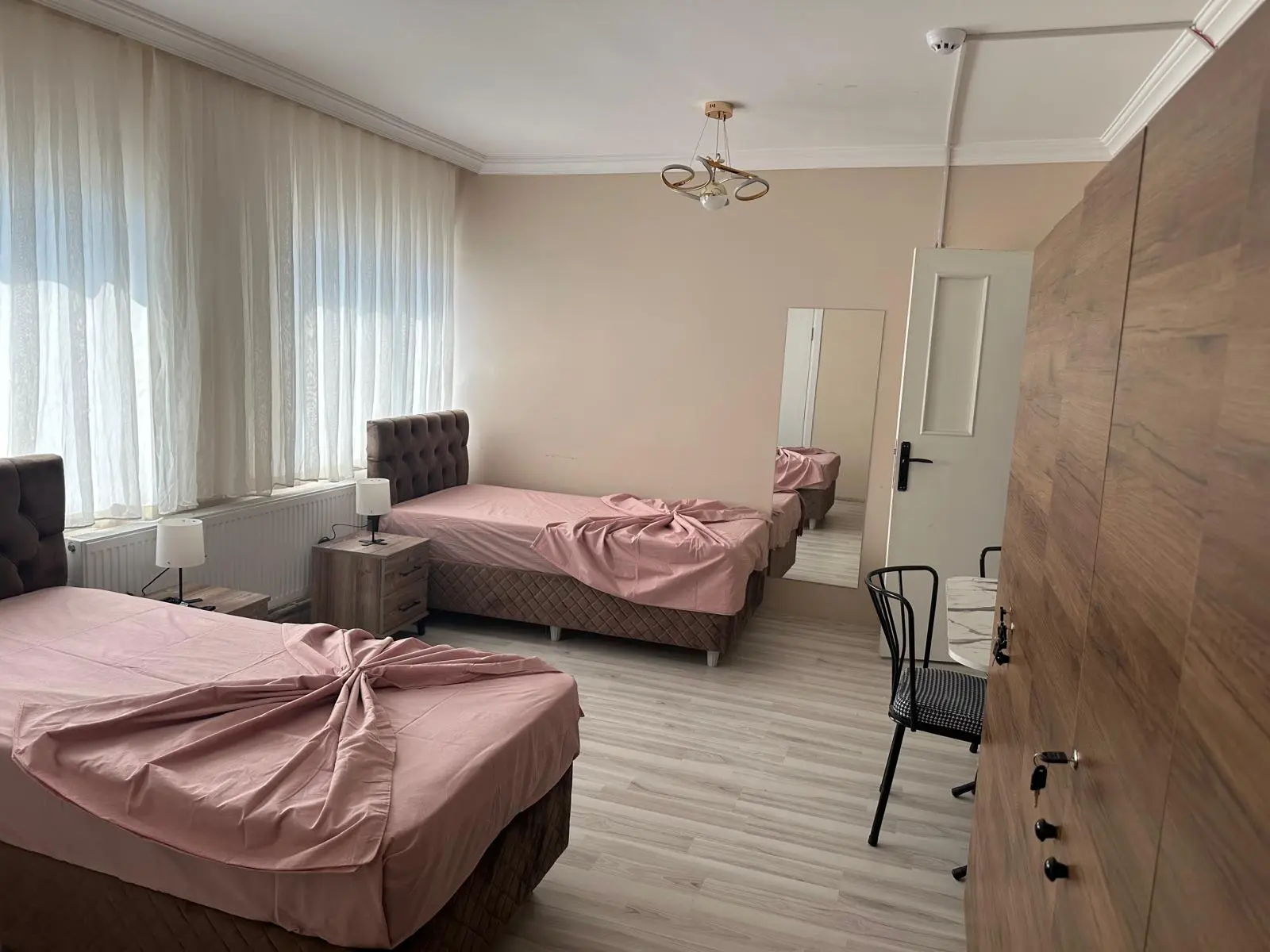 Lapseki kız öğrenci evinde yatak, çalışma alanı ve gardırop