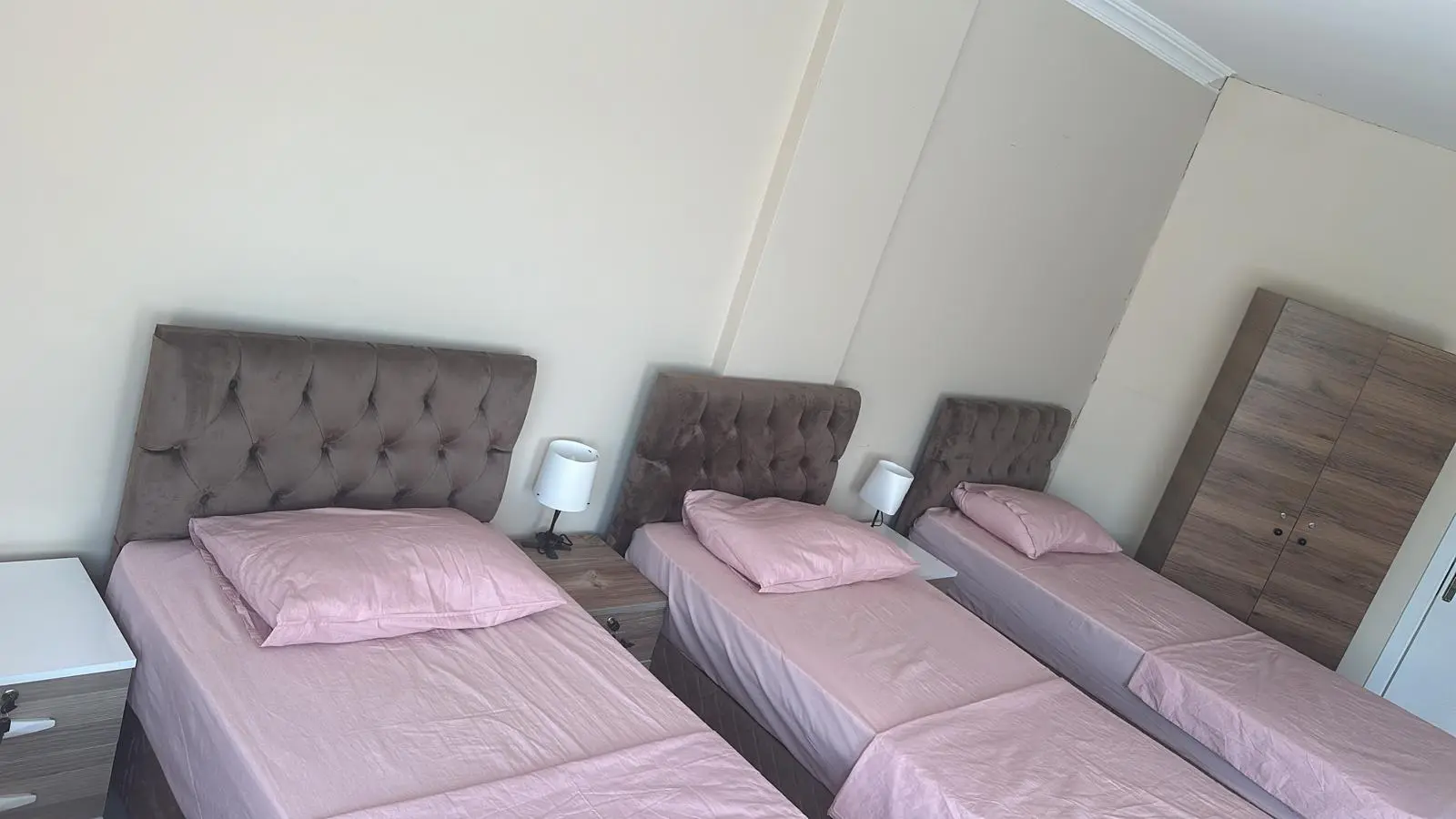 Lapseki kız öğrenci evinde üç yataklı eşyalı oda