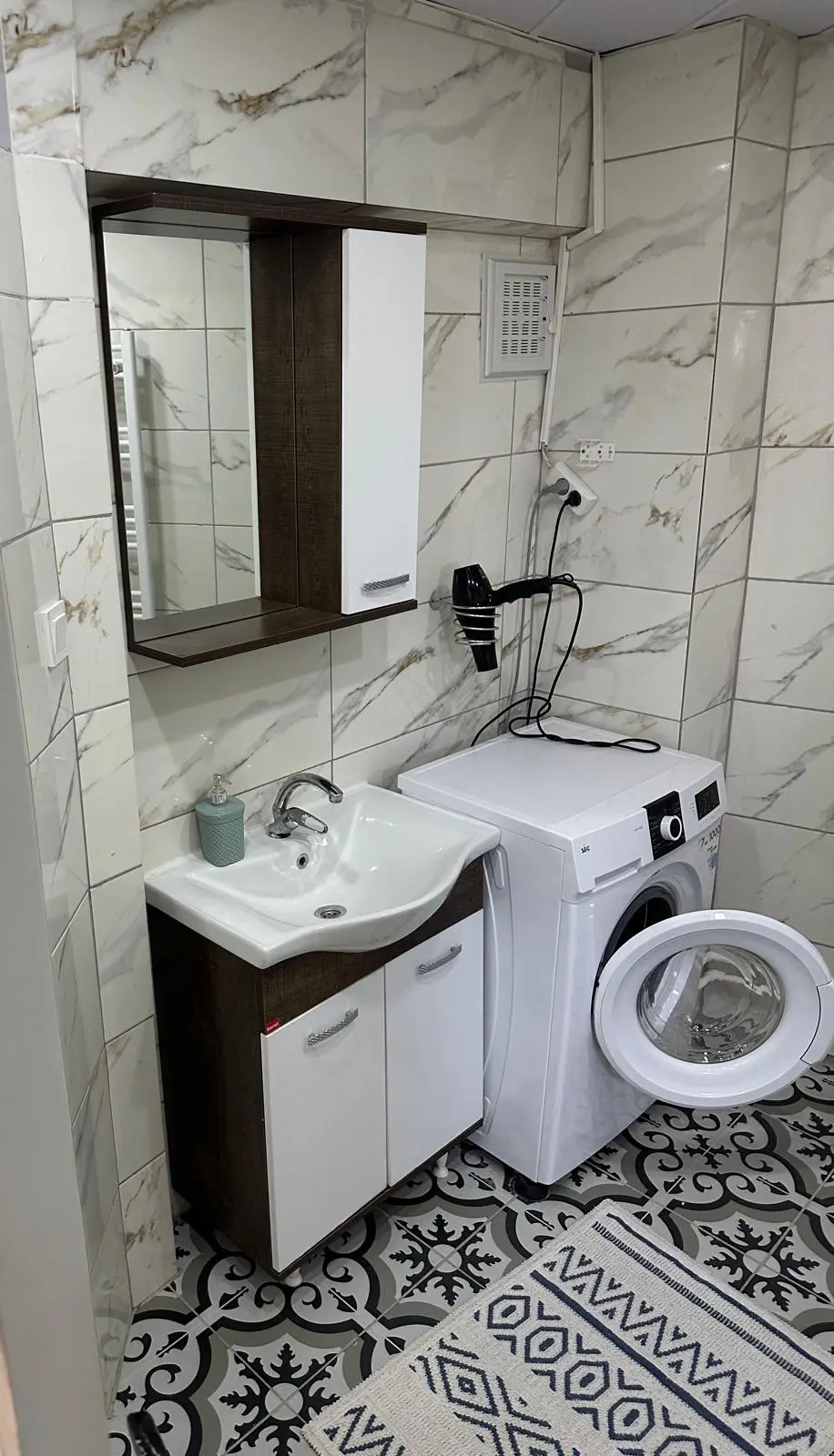 Öğrenci odasına ait özel banyo alanı ve çamaşır makinesi